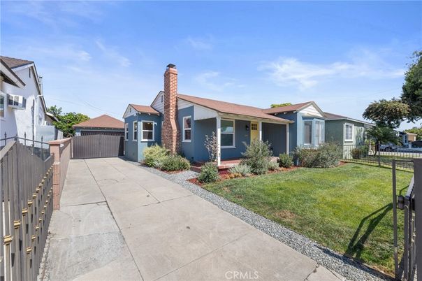 Backyard, Exterior, Facade, Brick Facade, Ranch