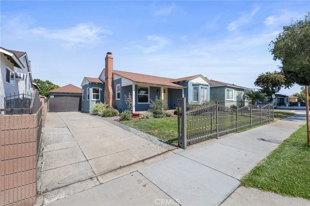 Exterior, Facade, Ranch