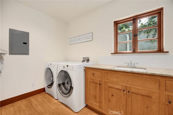Interior, Washer, Wood Texture Flooring