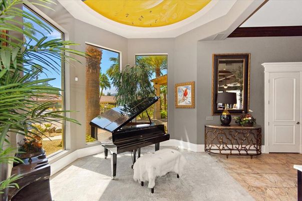 Interior, Piano