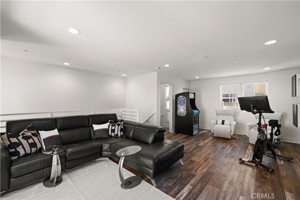 Fitness Equipment, Interior, Living room, Recessed Lighting, Wood Texture Flooring