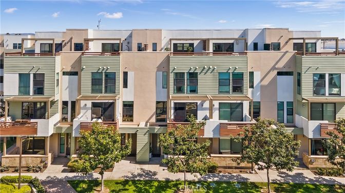 Exterior, Facade, Rowhouse
