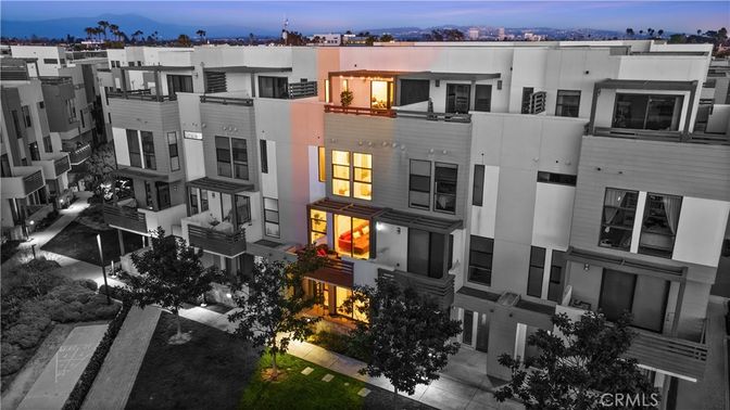 Exterior, Facade, Modern