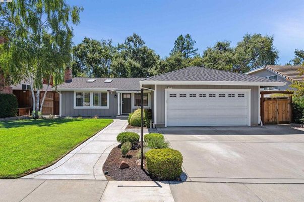 Attached, Exterior, Facade, Ranch