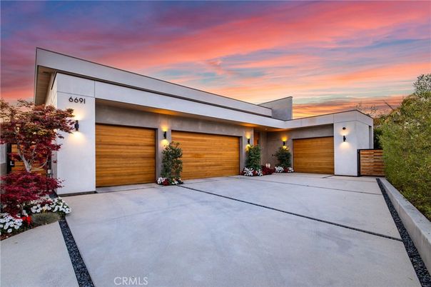 Attached, Exterior, Facade, Modern
