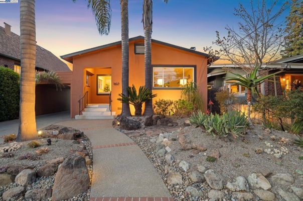 Exterior, Facade, Ranch