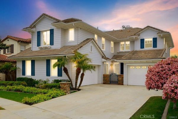 Attached, Exterior, Facade, Farmhouse