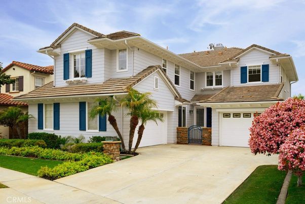 Attached, Exterior, Facade, Farmhouse