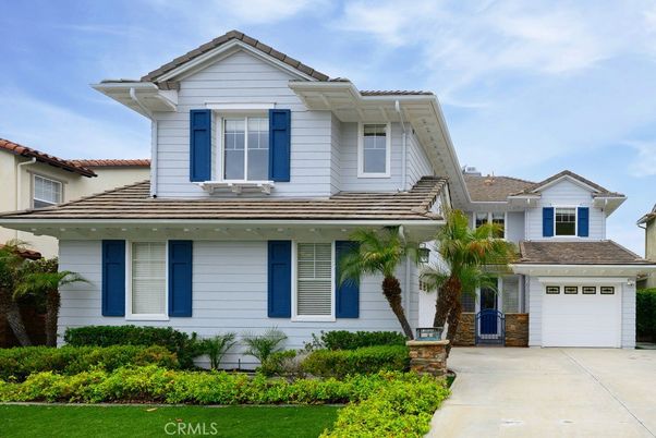 Attached, Exterior, Facade, Mediterranean