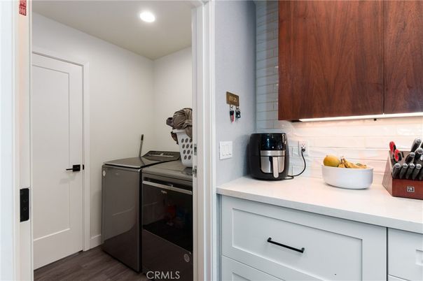 Interior, Recessed Lighting, Washer, Wood Texture Flooring