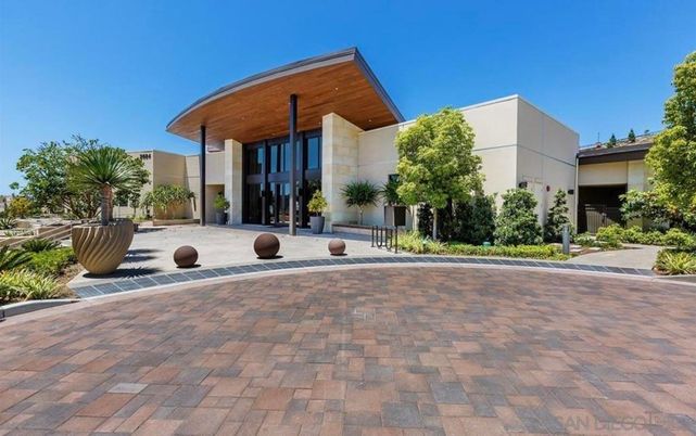 Exterior, Facade, Modern