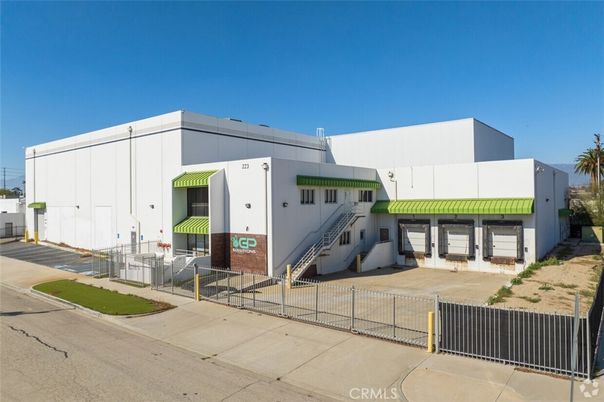 Exterior, Facade, Modern