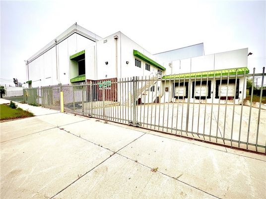 Exterior, Facade, Modern