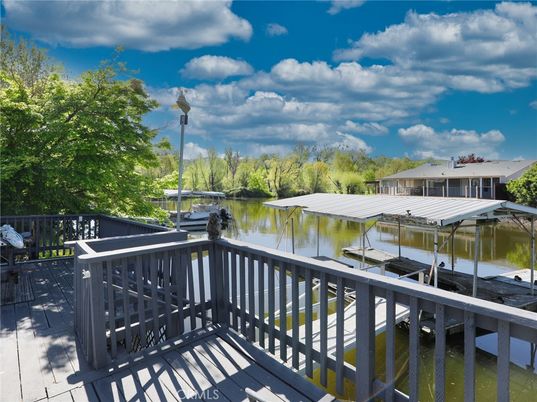 Exterior, Lake