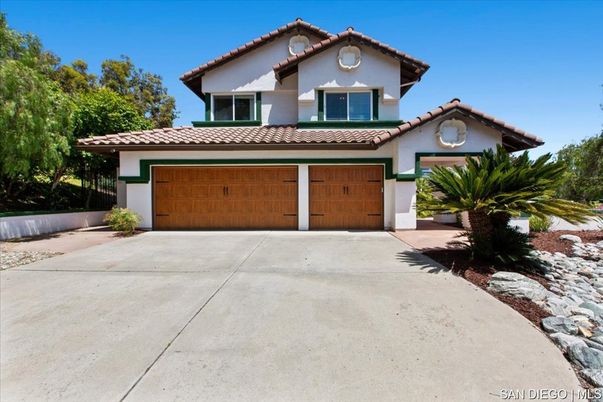 Attached, Exterior, Facade, Mediterranean