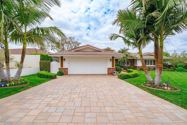 Attached, Exterior, Facade, Ranch