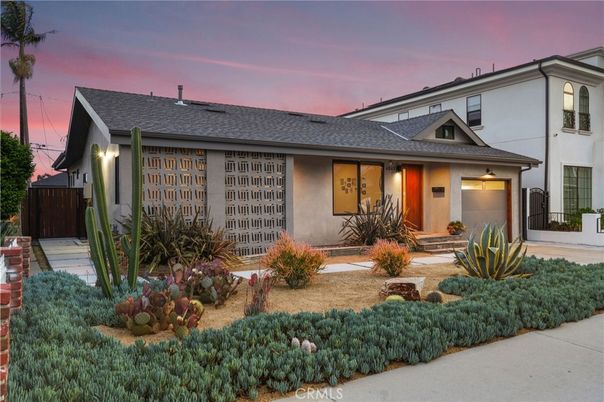 Exterior, Facade, Ranch