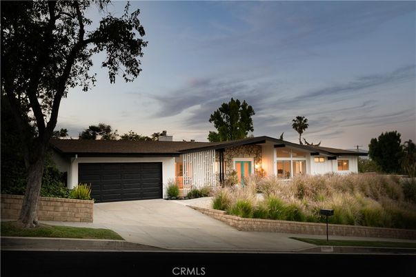 Attached, Exterior, Facade, Ranch