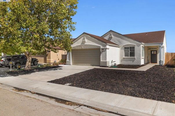 Attached, Exterior, Facade, Ranch