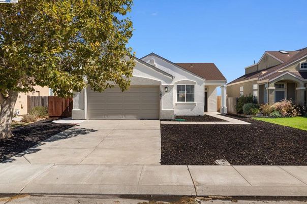 Attached, Exterior, Facade, Ranch