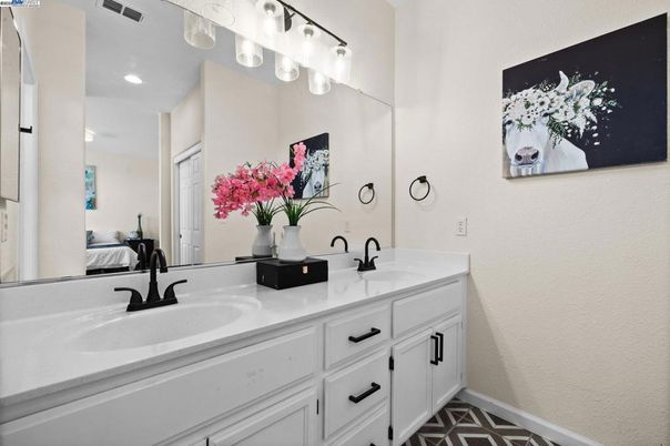 Bathroom, Dual Sink Vanities, Interior, Recessed Lighting
