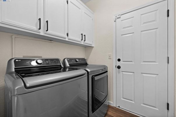 Interior, Washer, Wood Texture Flooring