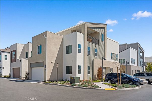 Attached, Exterior, Facade, Modern