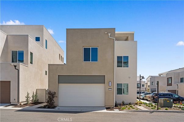 Attached, Exterior, Facade, Modern