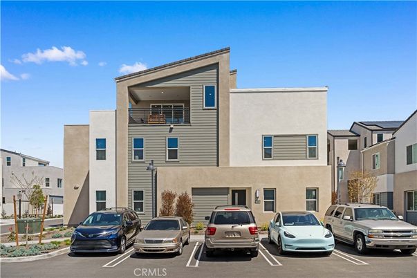 Exterior, Facade, Modern