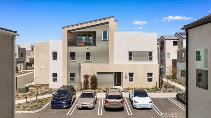 Exterior, Facade, Modern