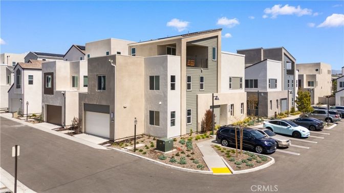Attached, Exterior, Facade, Modern