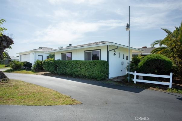 Attached, Exterior, Facade, Ranch