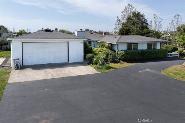 Attached, Exterior, Facade, Ranch