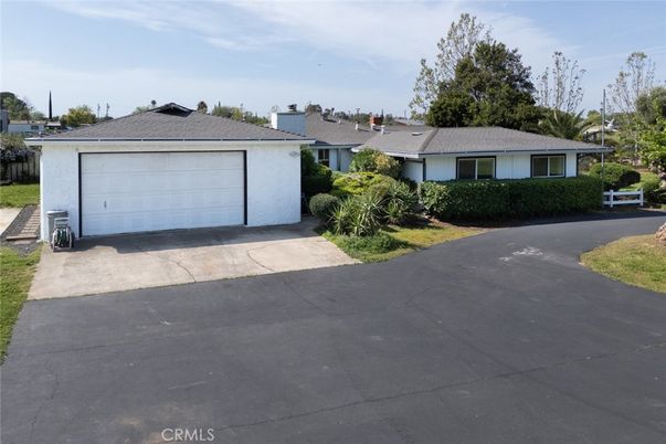 Attached, Exterior, Facade, Ranch