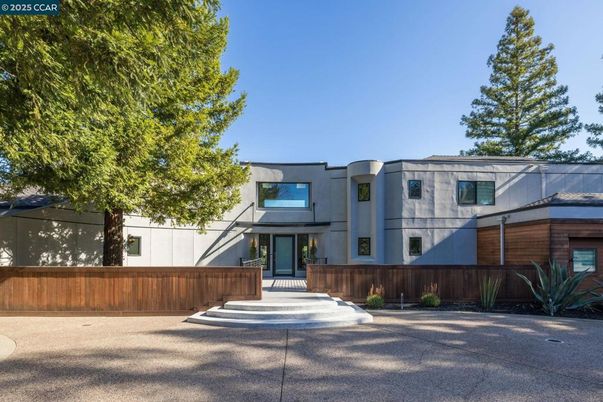 Exterior, Facade, Modern