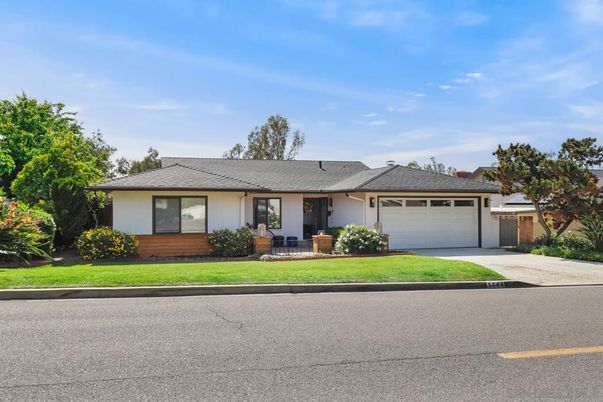 Attached, Exterior, Facade, Ranch