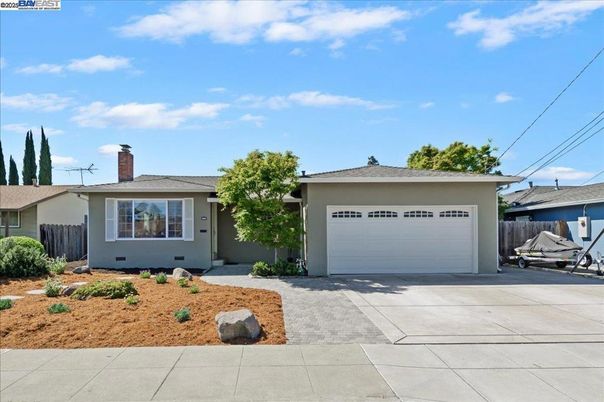 Attached, Exterior, Facade, Ranch