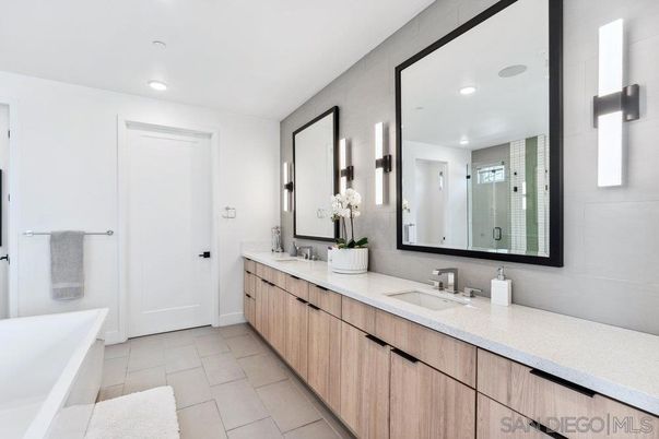 Bathroom, Dual Sink Vanities, Interior, Recessed Lighting
