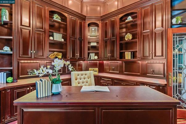 Home Office, Interior
