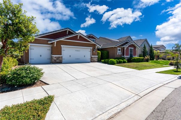Attached, Exterior, Facade, American Craftsman