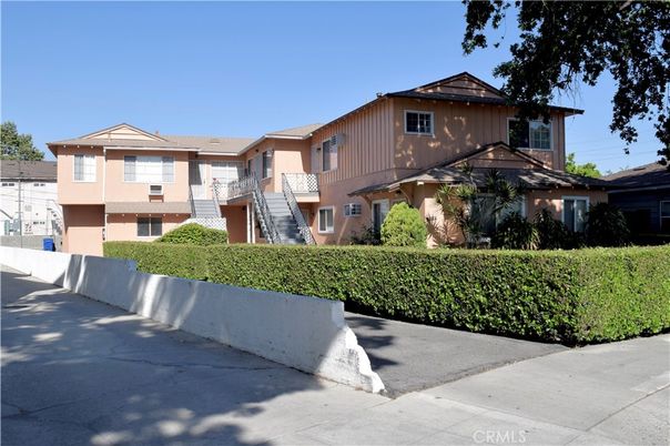 Exterior, Facade, Split Level