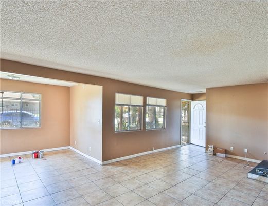 Empty room, Interior