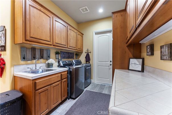 Interior, Recessed Lighting, Washer, Wood Texture Flooring