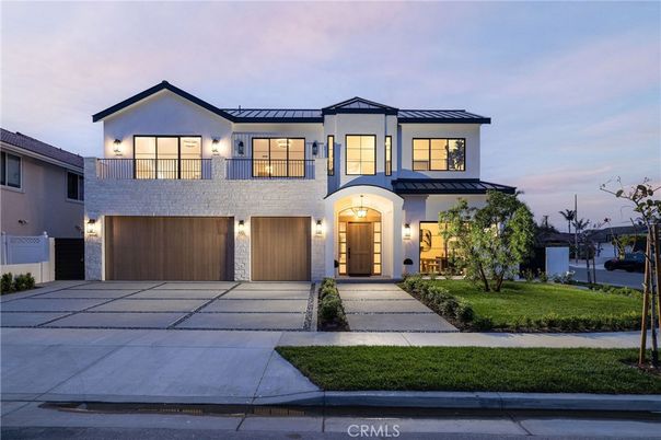 Attached, Exterior, Facade, Modern
