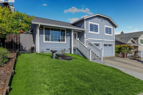 Attached, Backyard, Exterior, Facade, American Craftsman