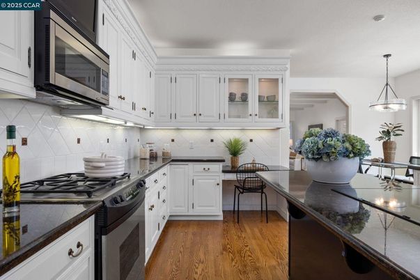 Dining room, Interior, Kitchen, Pendant Lights, Stainless Steel Appliances, Wood Texture Flooring