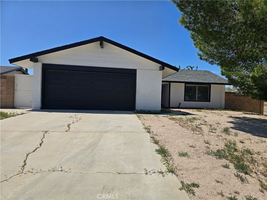 Attached, Exterior, Facade, Ranch