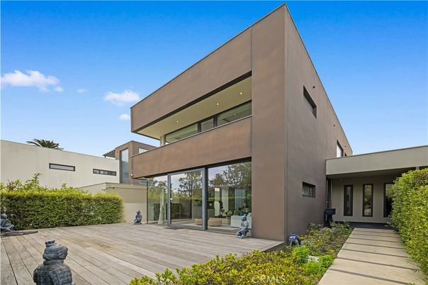 Exterior, Facade, Modern