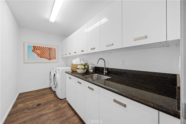 Interior, Washer, Wood Texture Flooring