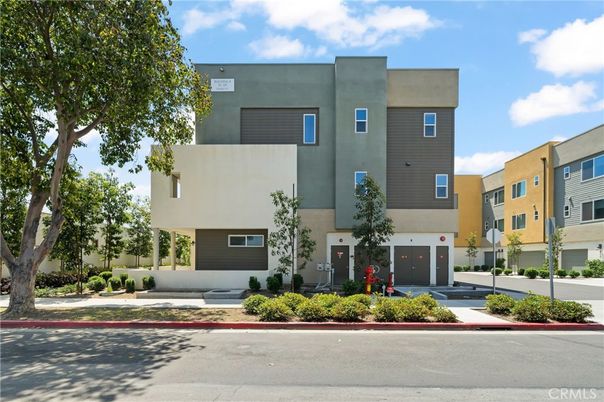 Attached, Exterior, Facade, Modern
